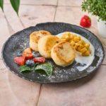 Завтраки Сырники с греческим йогуртом, яблоками и грушей-ok-sm